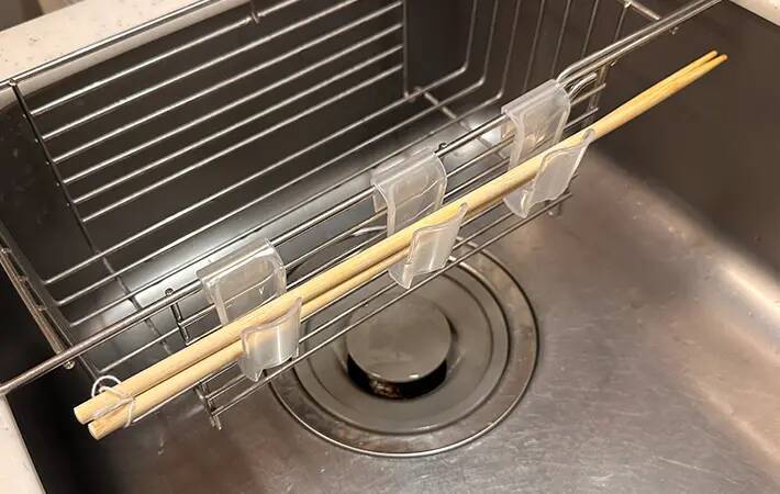 100均の薬味チューブホルダーを水切りラックに引っかけるだけ！　洗い物が快適になって「めっちゃ助かる！」