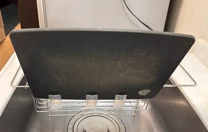 100均の薬味チューブホルダーを水切りラックに引っかけるだけ！　洗い物が快適になって「めっちゃ助かる！」