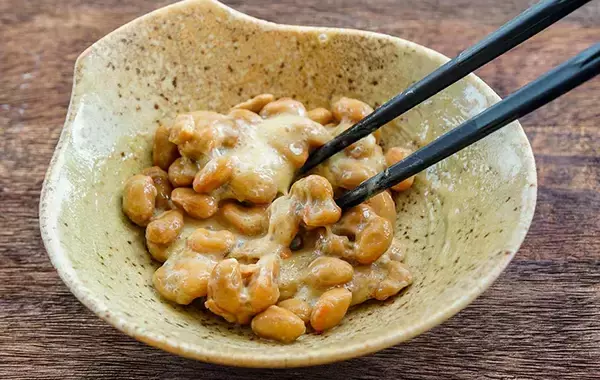 「パックのまま冷凍はあり？なし？　納豆を冷凍保存する際の注意点とは」の画像