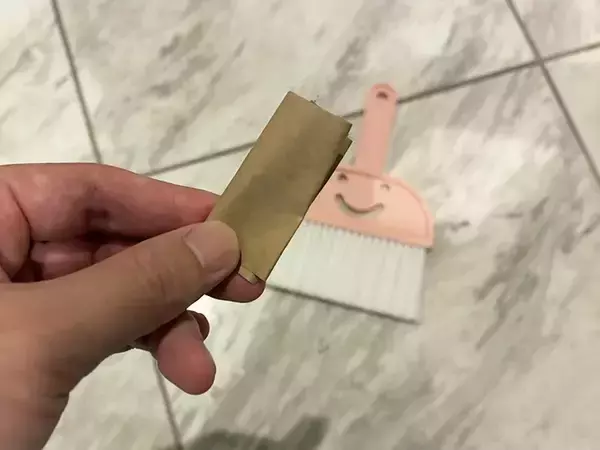 「ほうきにガムテープを貼るだけ！　玄関掃除がラクになる『10秒テク』が、こちら」の画像
