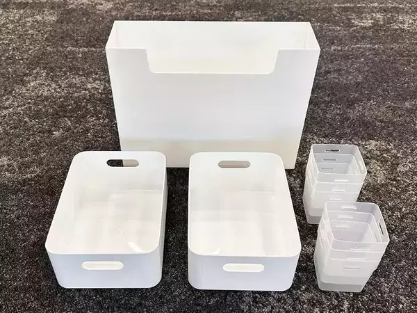 ダイソーで見つけた『白い箱』を使って収納棚を30秒DIY！　「めっちゃ整理できる」「小物がごちゃつかない」
