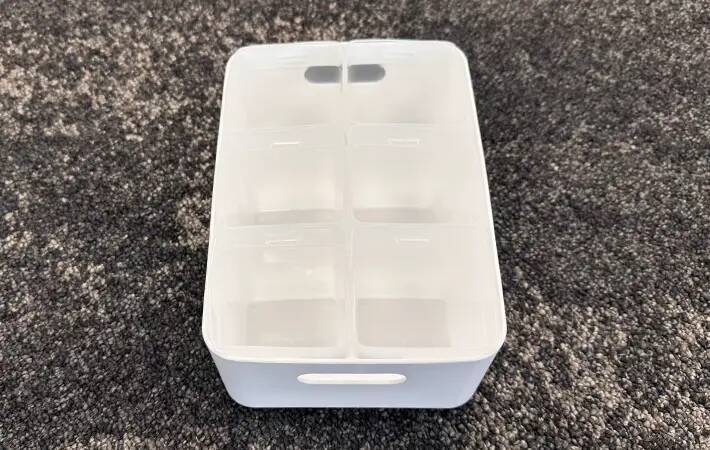 ダイソーで見つけた『白い箱』を使って収納棚を30秒DIY！　「めっちゃ整理できる」「小物がごちゃつかない」