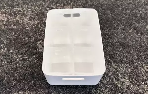 「ダイソーで見つけた『白い箱』を使って収納棚を30秒DIY！　「めっちゃ整理できる」「小物がごちゃつかない」」の画像