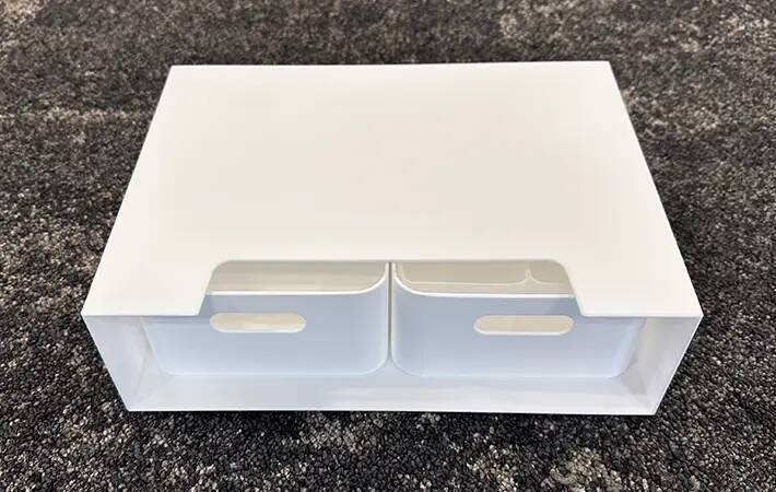 ダイソーで見つけた『白い箱』を使って収納棚を30秒DIY！　「めっちゃ整理できる」「小物がごちゃつかない」