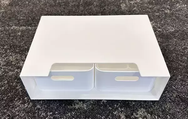 「ダイソーで見つけた『白い箱』を使って収納棚を30秒DIY！　「めっちゃ整理できる」「小物がごちゃつかない」」の画像