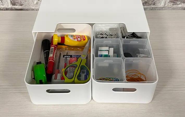 ダイソーで見つけた『白い箱』を使って収納棚を30秒DIY！　「めっちゃ整理できる」「小物がごちゃつかない」