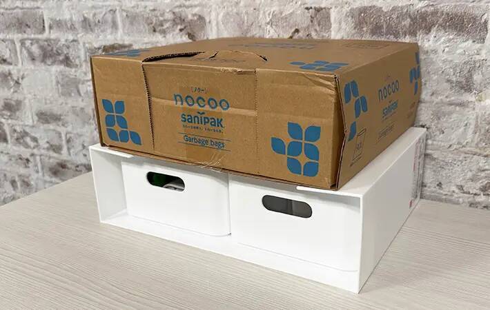 ダイソーで見つけた『白い箱』を使って収納棚を30秒DIY！　「めっちゃ整理できる」「小物がごちゃつかない」