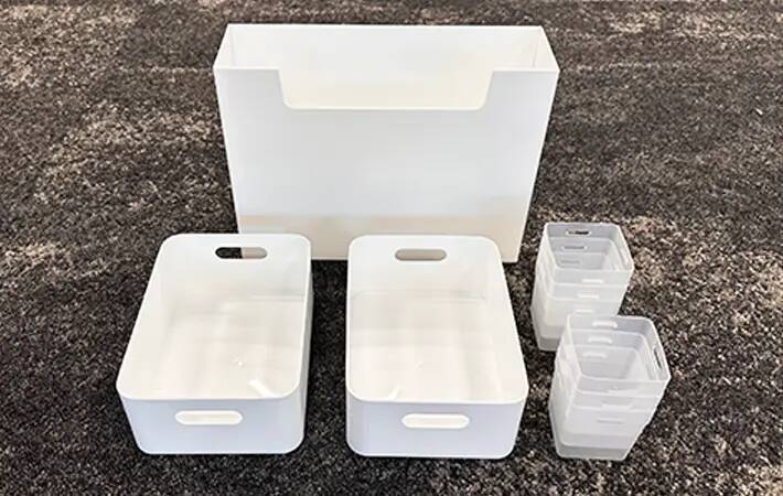ダイソーで見つけた『白い箱』を使って収納棚を30秒DIY！　「めっちゃ整理できる」「小物がごちゃつかない」