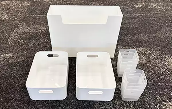 「ダイソーで見つけた『白い箱』を使って収納棚を30秒DIY！　「めっちゃ整理できる」「小物がごちゃつかない」」の画像
