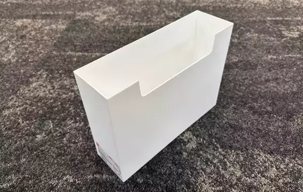 「ダイソーで見つけた『白い箱』を使って収納棚を30秒DIY！　「めっちゃ整理できる」「小物がごちゃつかない」」の画像