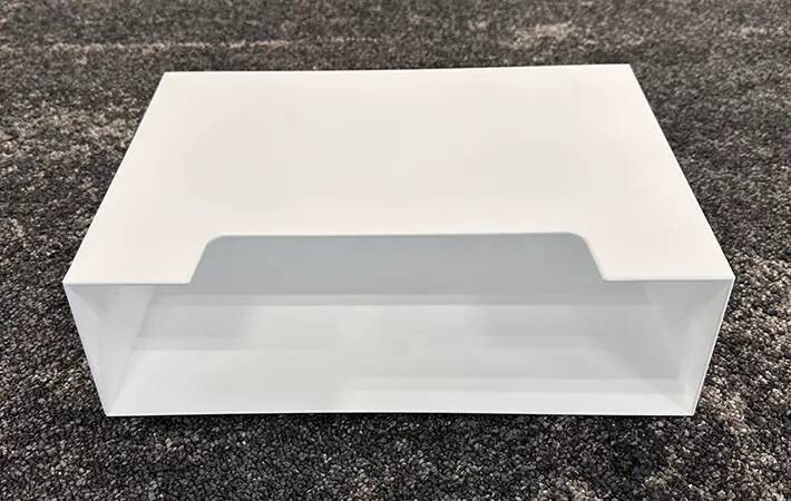 ダイソーで見つけた『白い箱』を使って収納棚を30秒DIY！　「めっちゃ整理できる」「小物がごちゃつかない」