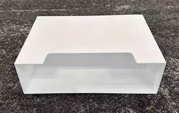 「ダイソーで見つけた『白い箱』を使って収納棚を30秒DIY！　「めっちゃ整理できる」「小物がごちゃつかない」」の画像