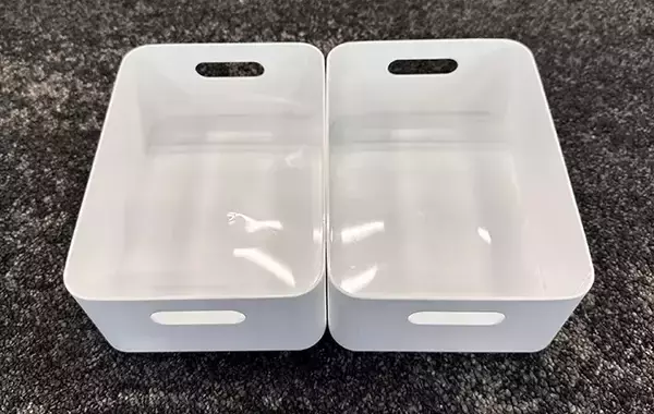 「ダイソーで見つけた『白い箱』を使って収納棚を30秒DIY！　「めっちゃ整理できる」「小物がごちゃつかない」」の画像