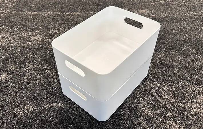 ダイソーで見つけた『白い箱』を使って収納棚を30秒DIY！　「めっちゃ整理できる」「小物がごちゃつかない」