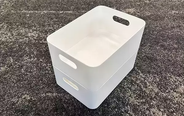 「ダイソーで見つけた『白い箱』を使って収納棚を30秒DIY！　「めっちゃ整理できる」「小物がごちゃつかない」」の画像