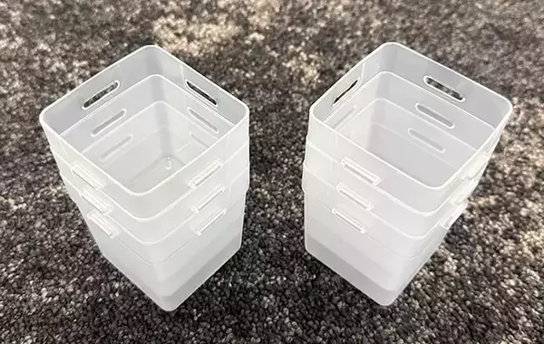「ダイソーで見つけた『白い箱』を使って収納棚を30秒DIY！　「めっちゃ整理できる」「小物がごちゃつかない」」の画像