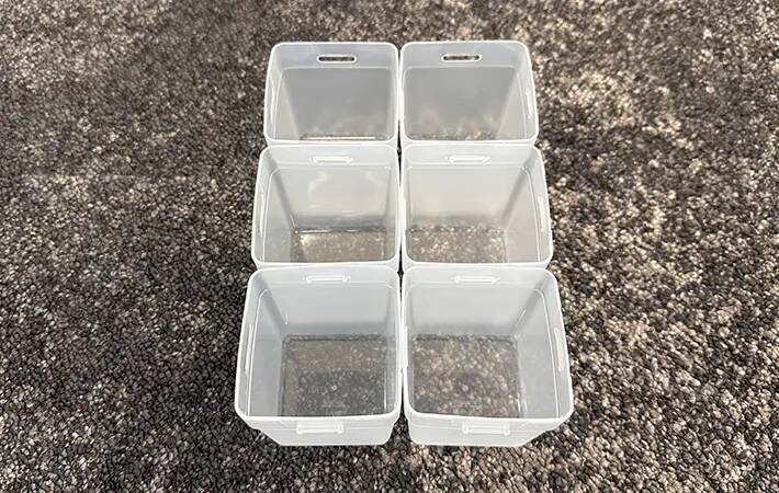 ダイソーで見つけた『白い箱』を使って収納棚を30秒DIY！　「めっちゃ整理できる」「小物がごちゃつかない」