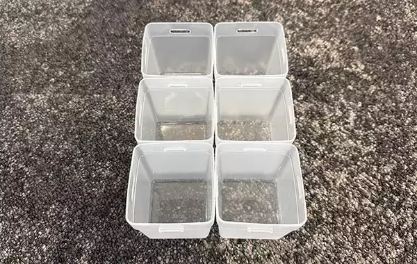 「ダイソーで見つけた『白い箱』を使って収納棚を30秒DIY！　「めっちゃ整理できる」「小物がごちゃつかない」」の画像