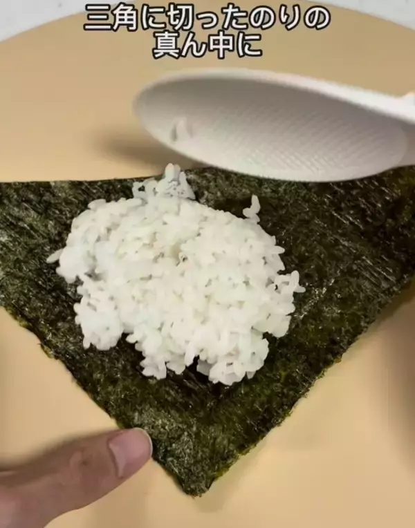 「ラップの上で折るだけ！　ふんわりおにぎりに「簡単すぎ」「手も汚れない」」の画像