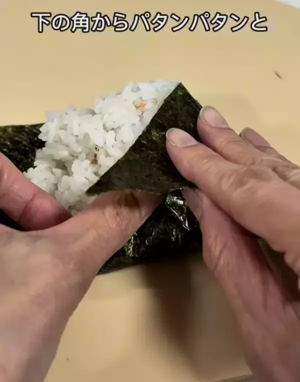 「ラップの上で折るだけ！　ふんわりおにぎりに「簡単すぎ」「手も汚れない」」の画像