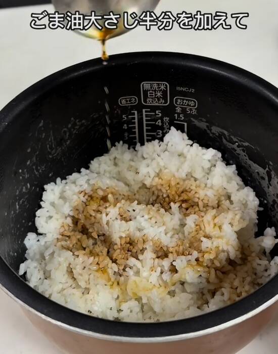 ラップの上で折るだけ！　ふんわりおにぎりに「簡単すぎ」「手も汚れない」