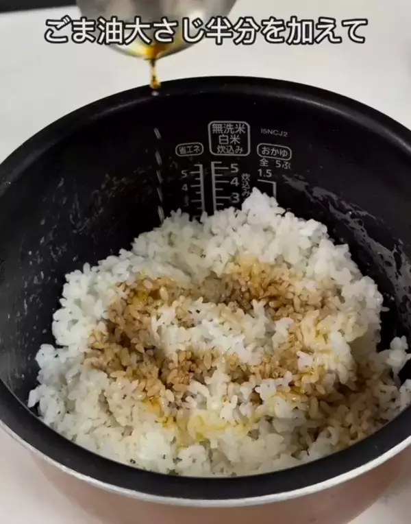 「ラップの上で折るだけ！　ふんわりおにぎりに「簡単すぎ」「手も汚れない」」の画像