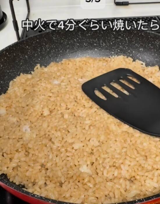 ラップの上で折るだけ！　ふんわりおにぎりに「簡単すぎ」「手も汚れない」