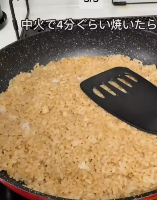 「ラップの上で折るだけ！　ふんわりおにぎりに「簡単すぎ」「手も汚れない」」の画像