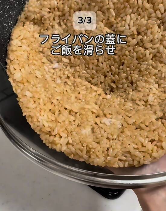 ラップの上で折るだけ！　ふんわりおにぎりに「簡単すぎ」「手も汚れない」