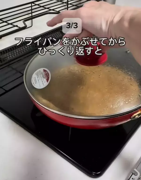 「ラップの上で折るだけ！　ふんわりおにぎりに「簡単すぎ」「手も汚れない」」の画像