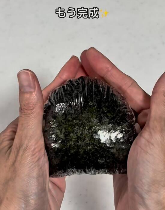 ラップの上で折るだけ！　ふんわりおにぎりに「簡単すぎ」「手も汚れない」