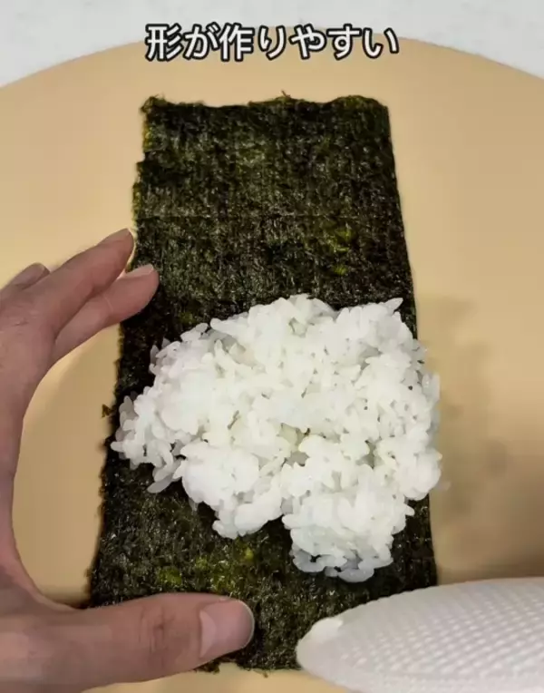 「ラップの上で折るだけ！　ふんわりおにぎりに「簡単すぎ」「手も汚れない」」の画像