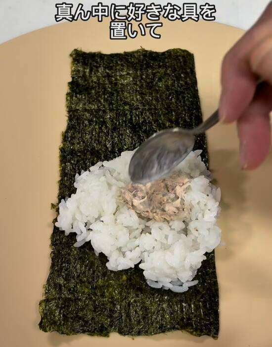 ラップの上で折るだけ！　ふんわりおにぎりに「簡単すぎ」「手も汚れない」