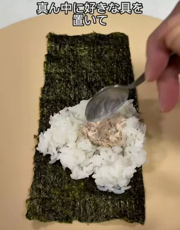 「ラップの上で折るだけ！　ふんわりおにぎりに「簡単すぎ」「手も汚れない」」の画像