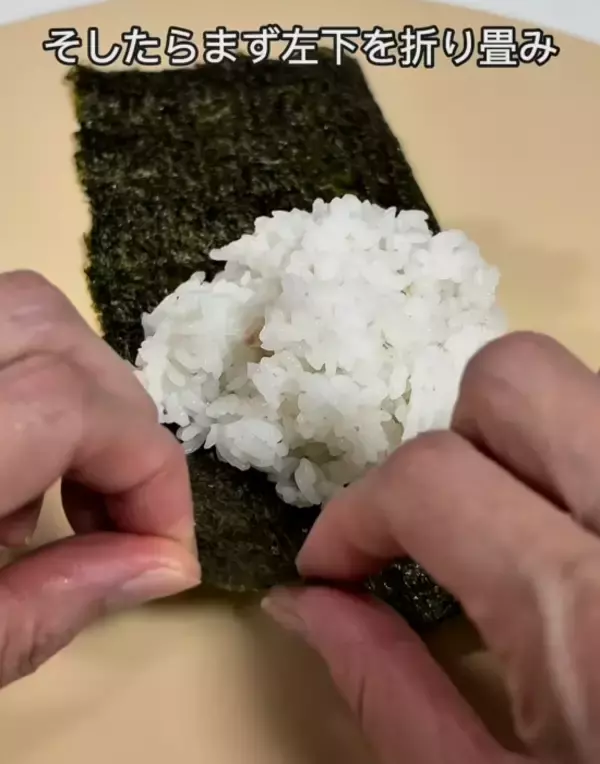 「ラップの上で折るだけ！　ふんわりおにぎりに「簡単すぎ」「手も汚れない」」の画像