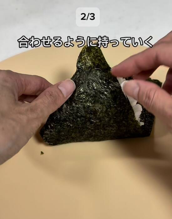 ラップの上で折るだけ！　ふんわりおにぎりに「簡単すぎ」「手も汚れない」