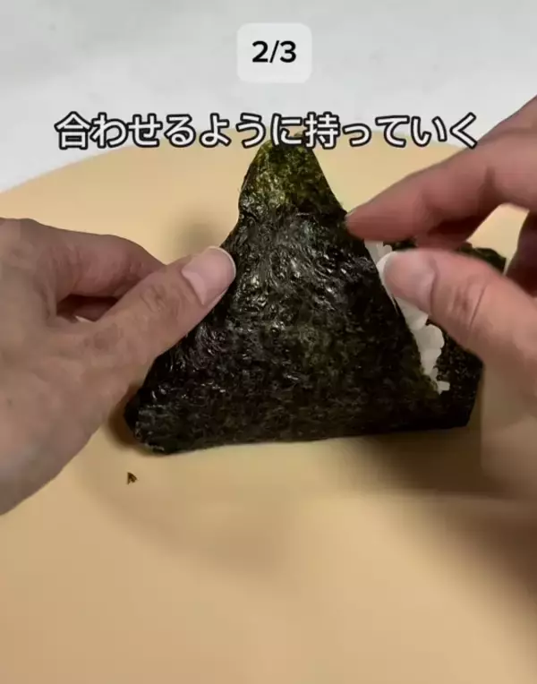 「ラップの上で折るだけ！　ふんわりおにぎりに「簡単すぎ」「手も汚れない」」の画像