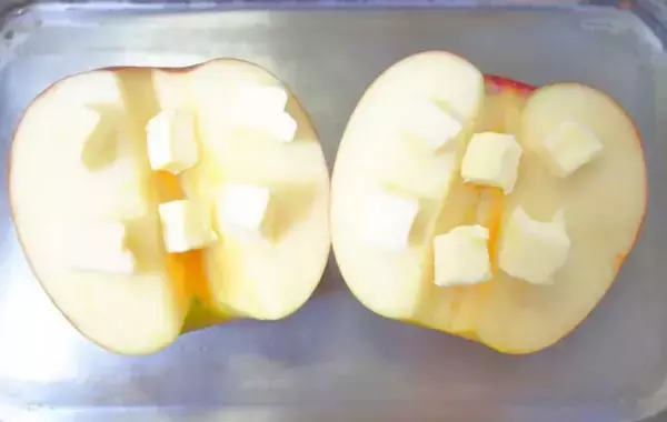 「焼いてのせるだけ！　子供が驚く『りんごのおやつ』の作り方」の画像