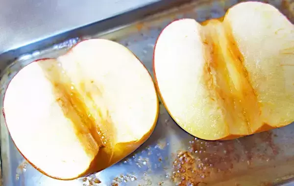 「焼いてのせるだけ！　子供が驚く『りんごのおやつ』の作り方」の画像