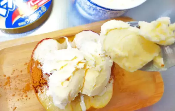 「焼いてのせるだけ！　子供が驚く『りんごのおやつ』の作り方」の画像