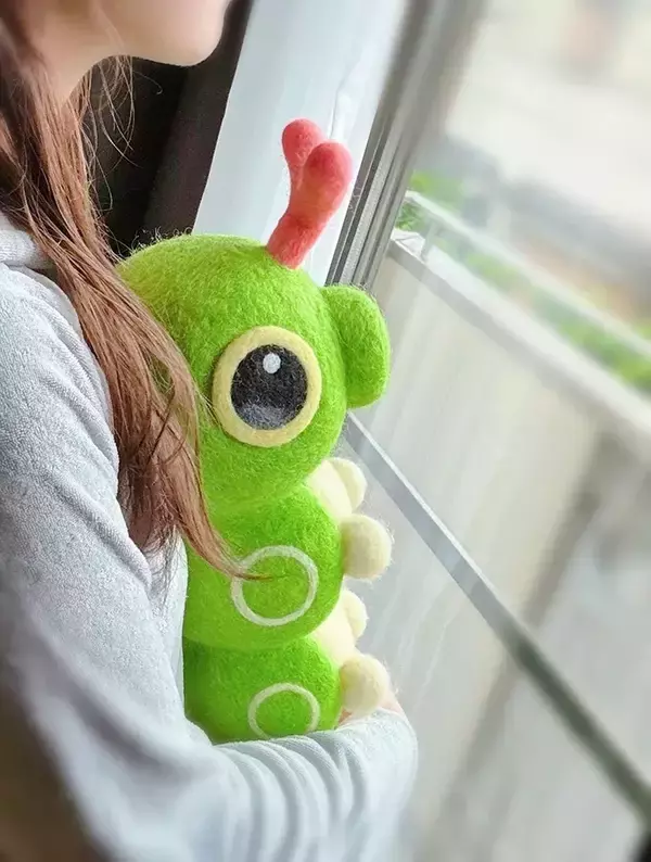 「羊毛フェルトでキャタピーを作ったら？　リアルすぎる姿に「すっご」「実在してるみたい」」の画像