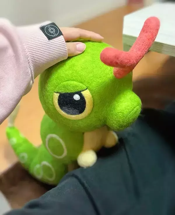 「羊毛フェルトでキャタピーを作ったら？　リアルすぎる姿に「すっご」「実在してるみたい」」の画像