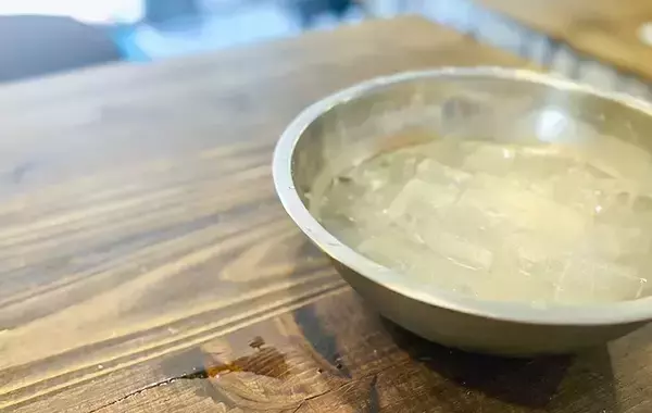 「冷蔵庫でしなしなの大葉が「シャキッ」と大復活！　10分で蘇る『元調理師の裏ワザ』」の画像