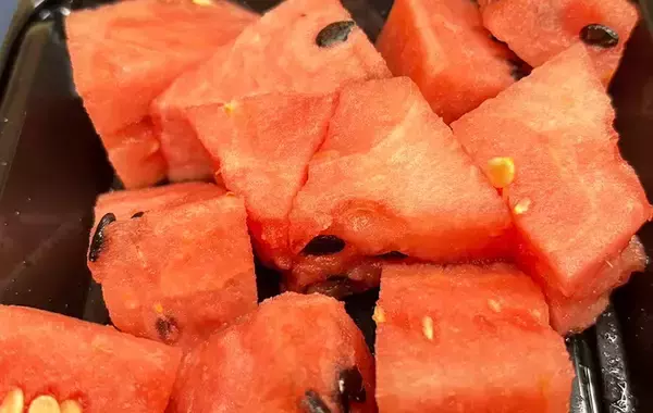 「食パン×チーズの上にのせたのは？　夏にぴったり簡単トースト【レシピ】」の画像