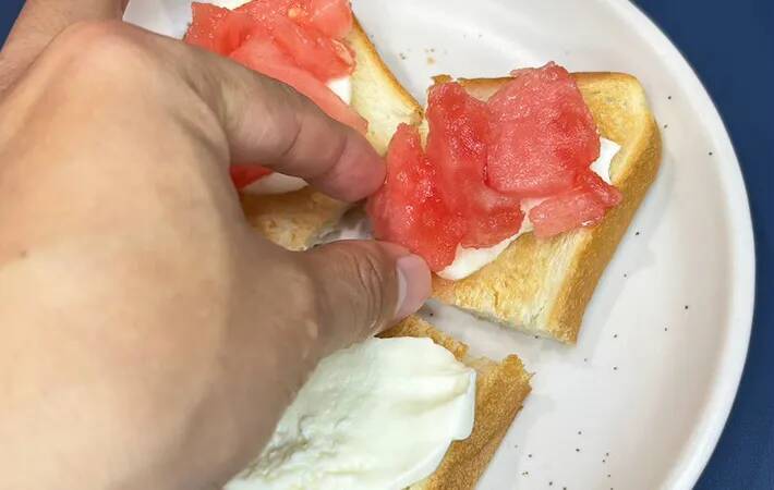 食パン×チーズの上にのせたのは？　夏にぴったり簡単トースト【レシピ】