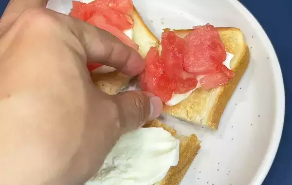 「食パン×チーズの上にのせたのは？　夏にぴったり簡単トースト【レシピ】」の画像