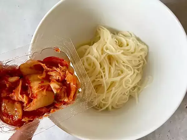 丼ぶりに盛ったそうめんに『醤油とごま油のタレ』をかけるだけ　【ランチにぴったり】