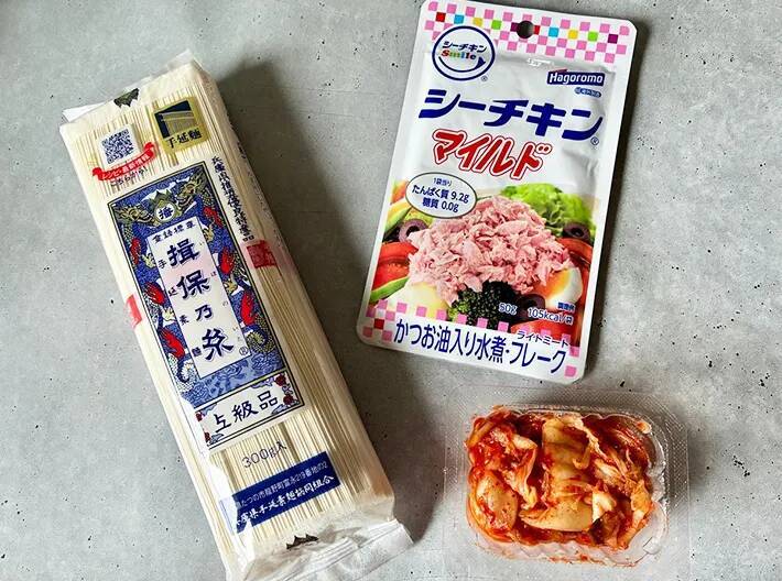 丼ぶりに盛ったそうめんに『醤油とごま油のタレ』をかけるだけ　【ランチにぴったり】