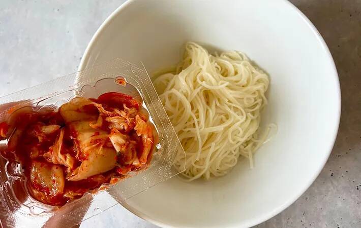丼ぶりに盛ったそうめんに『醤油とごま油のタレ』をかけるだけ　【ランチにぴったり】