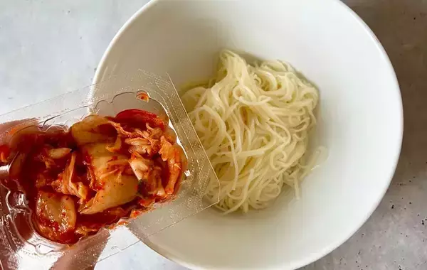 「丼ぶりに盛ったそうめんに『醤油とごま油のタレ』をかけるだけ　【ランチにぴったり】」の画像